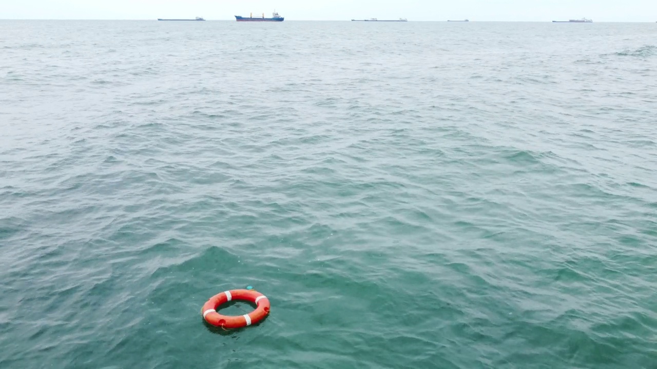 海上救生圈的俯视图。生命的光环漂浮在大海上。视频素材