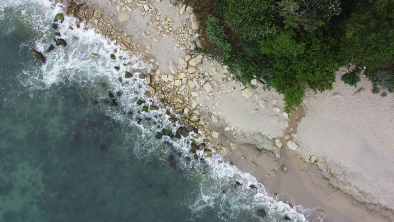 鸟瞰海浪，悬崖峭壁，岩石海岸。视频素材