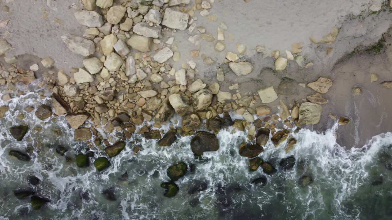 鸟瞰海浪，悬崖峭壁，岩石海岸。视频素材