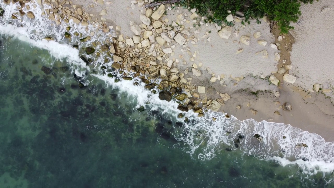 鸟瞰海浪，悬崖峭壁，岩石海岸。视频素材