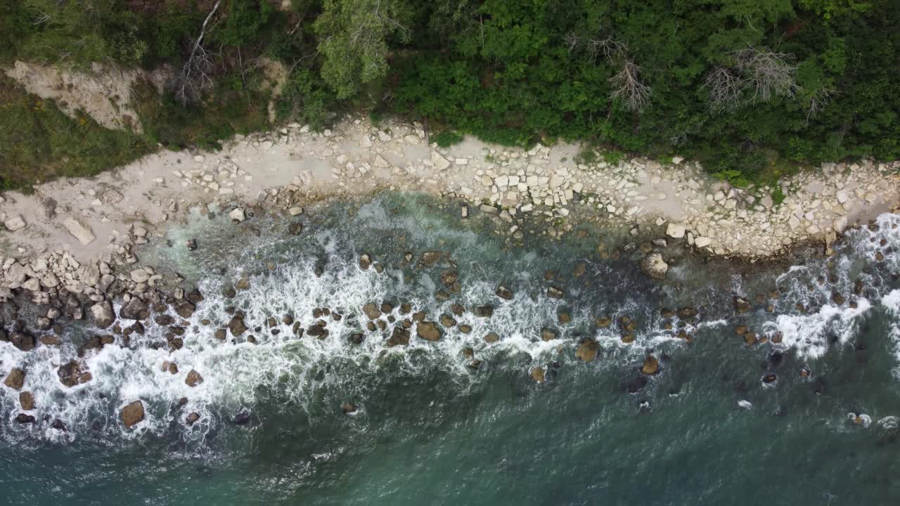 鸟瞰海浪，悬崖峭壁，岩石海岸。视频素材