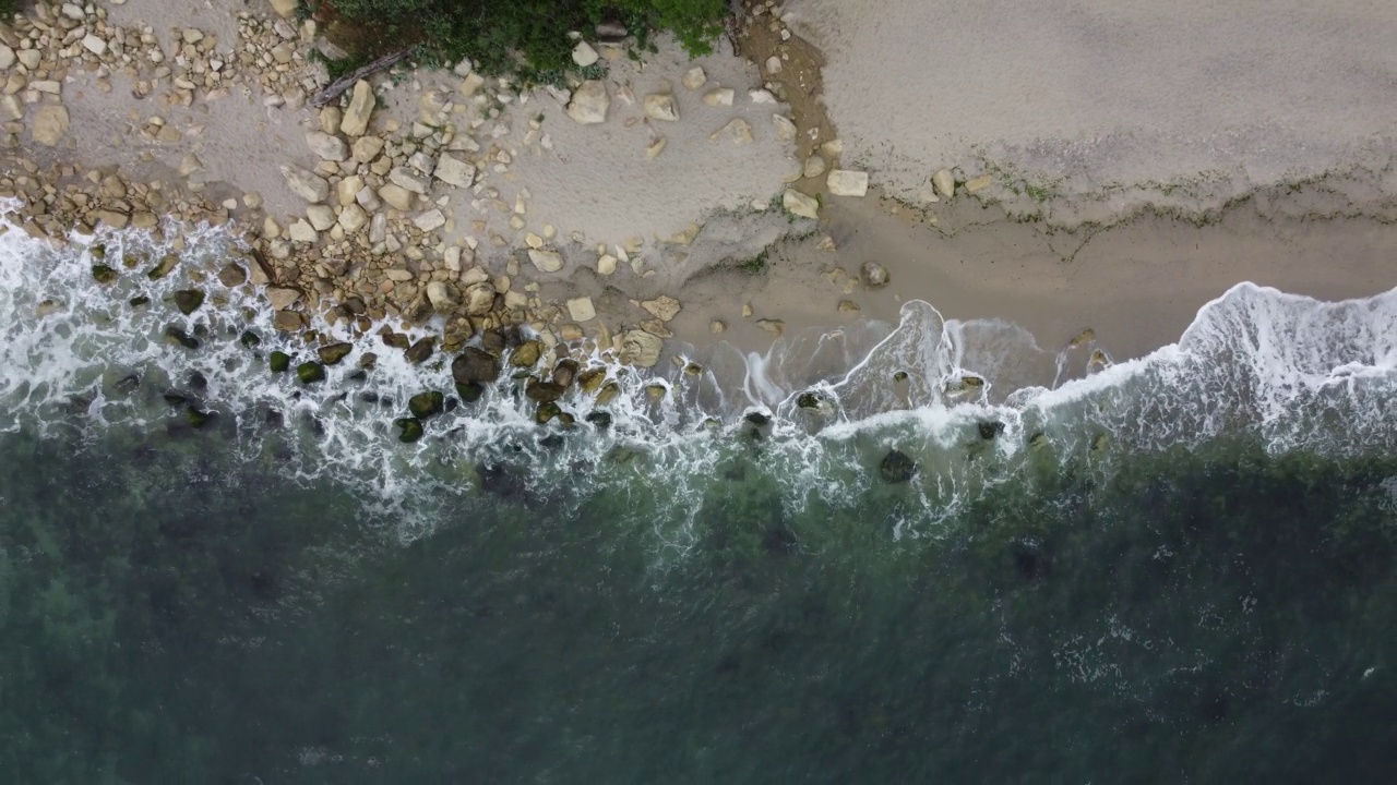 鸟瞰海浪，悬崖峭壁，岩石海岸。视频素材