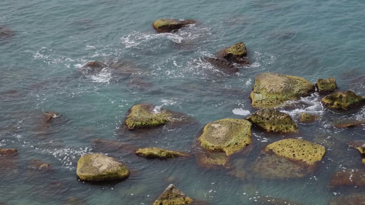 多岩石的海岸。视频素材