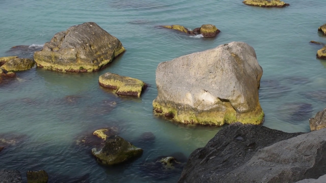 多岩石的海岸。视频素材