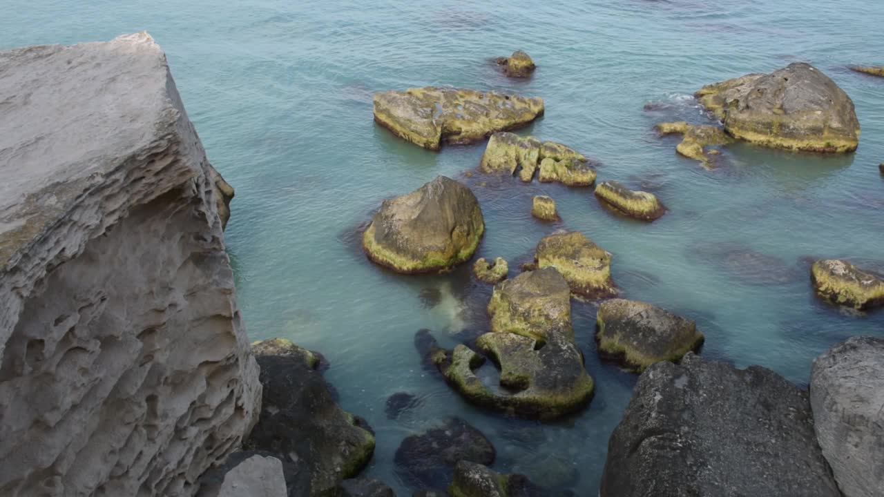 多岩石的海岸。视频素材