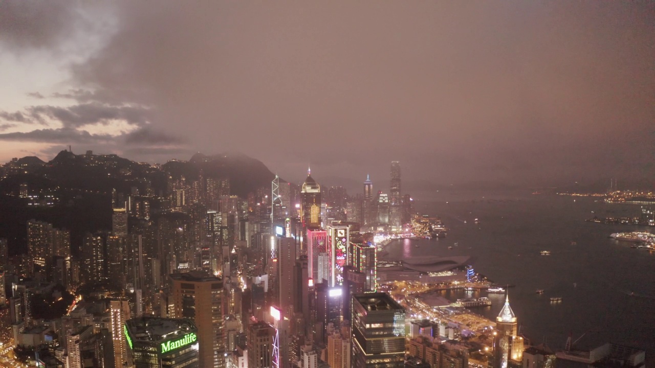 鸟瞰香港夜晚的天际线，香港。视频素材