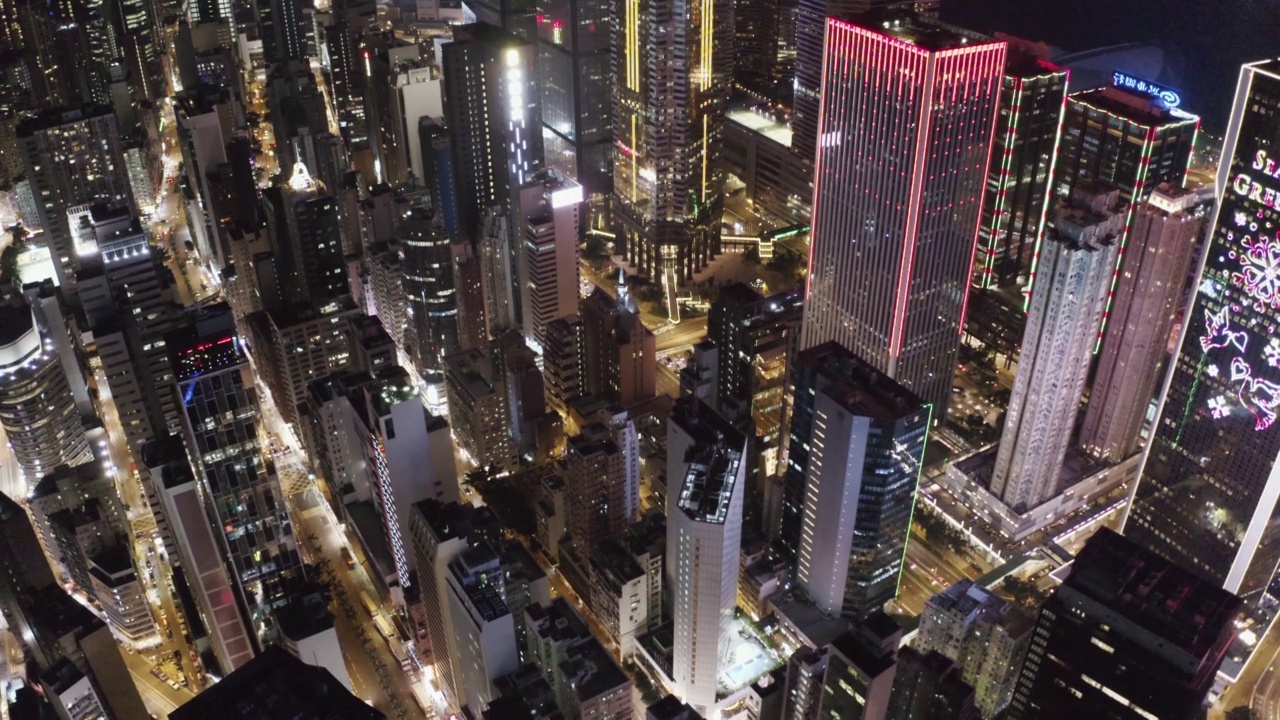 香港金融区的夜间鸟瞰图。视频素材