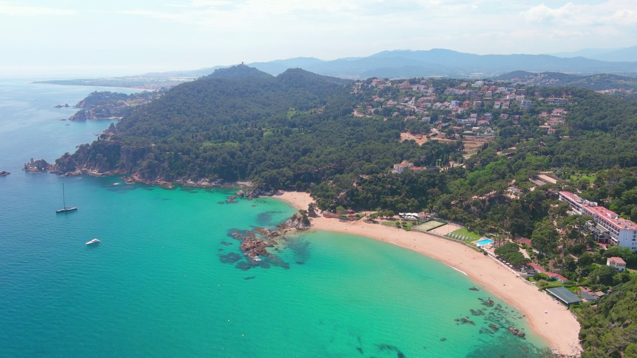 Lloret de Mar，西班牙:巴塞罗那附近的科斯塔布拉瓦著名度假小镇的鸟瞰图——俯瞰整个欧洲的全景视频素材