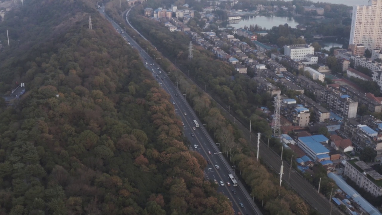 航拍的公路上满是车辆，武汉，中国。视频素材