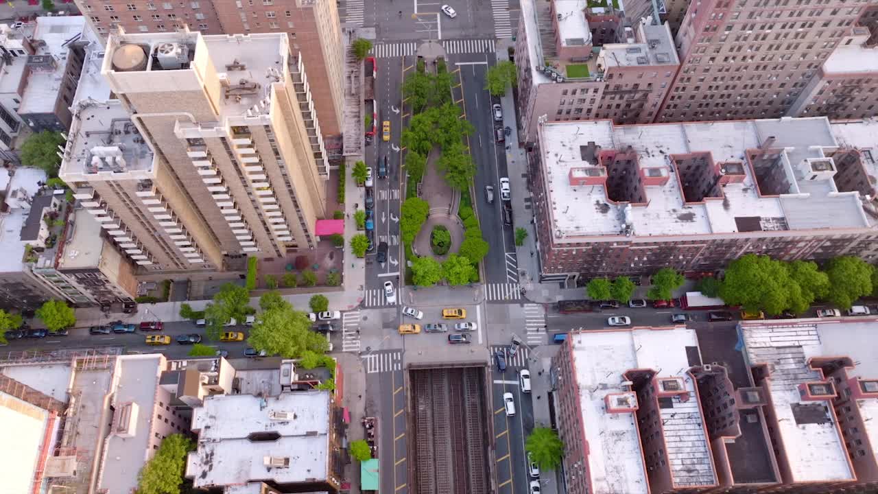 各种各样的建筑在纽约地区。繁忙的街道上行驶着许多汽车。空中的视角。视频素材