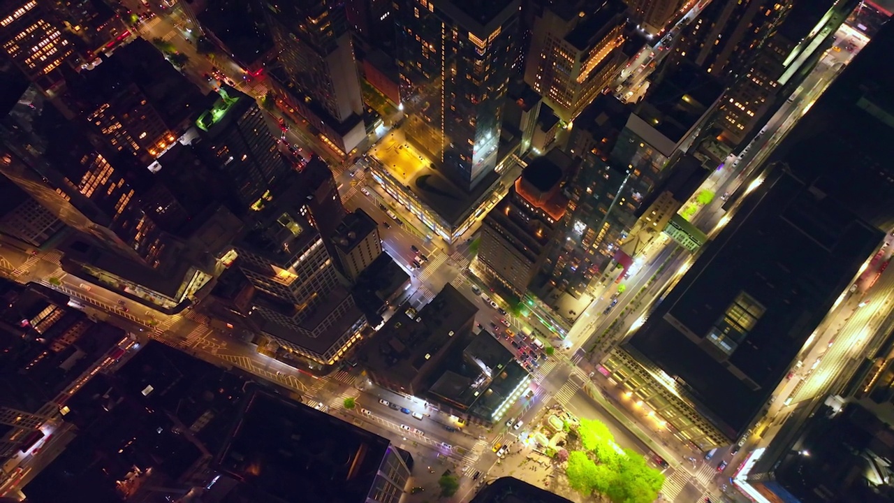 纽约夜晚灯火通明的街道。许多汽车在大都市的道路上行驶。鸟瞰。视频素材