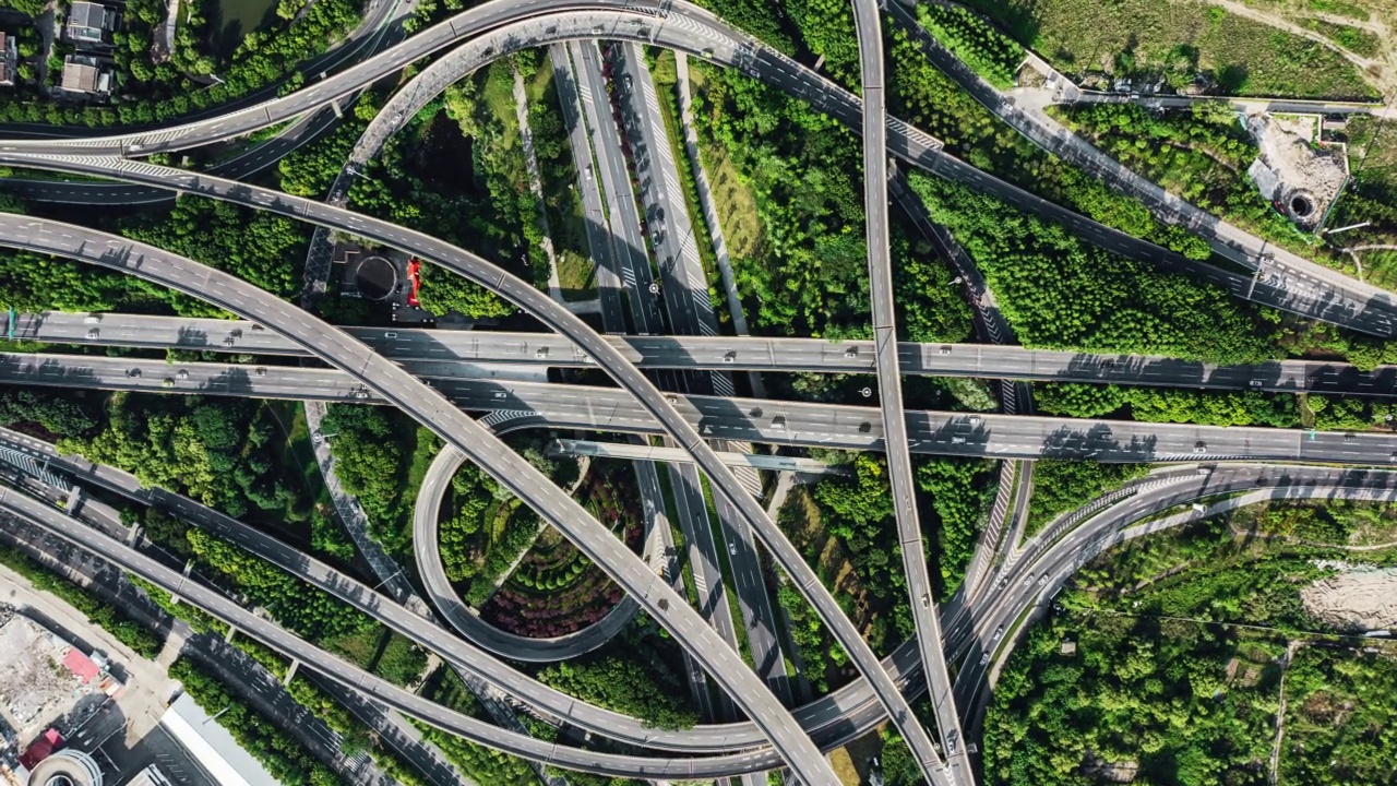 延时，鸟瞰图的道路立交或公路交叉口与繁忙的城市交通在道路上超速。无人机运输枢纽网络。视频素材