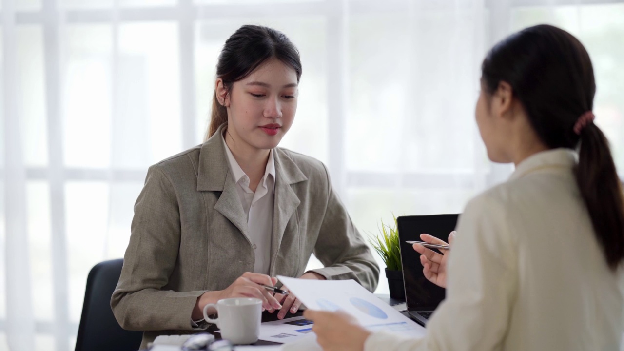 自信专注的女商人，在谈判中与商务人士交谈的老师或导师教练，在会议上发言的女性领导者或在面试中说服hr的概念视频素材