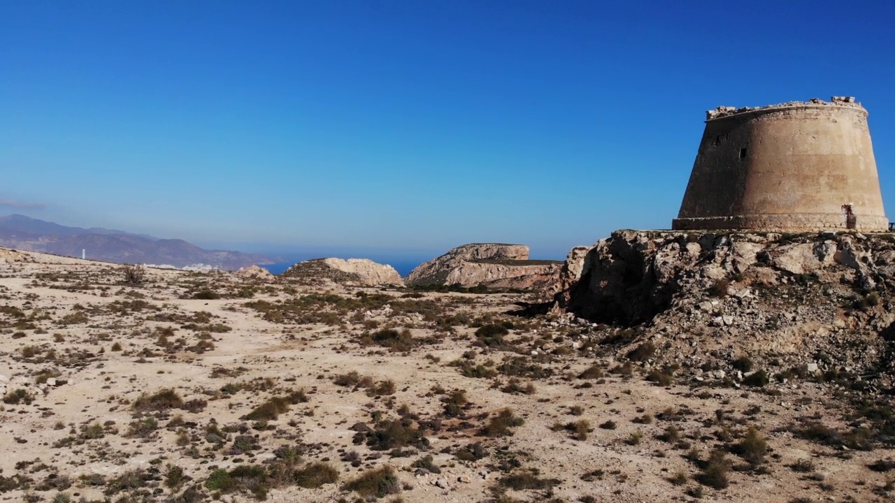 Mesa Roldan tower, Cabo de Gata，西班牙。Aerial view视频素材