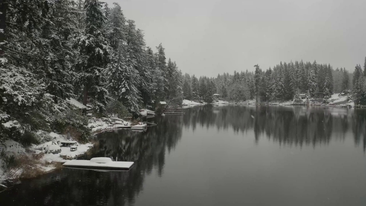 冬天飘在湖面上，飘着雪花视频素材