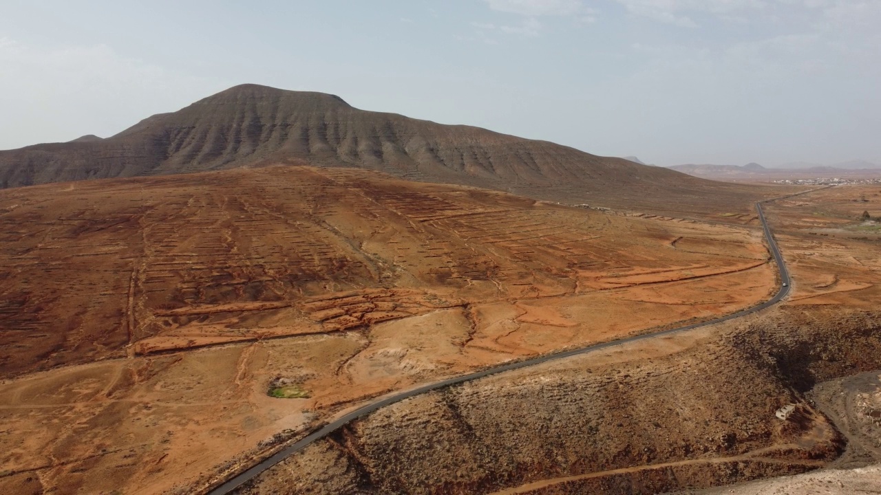 鸟瞰，穿越火山沙漠的道路景观。视频素材