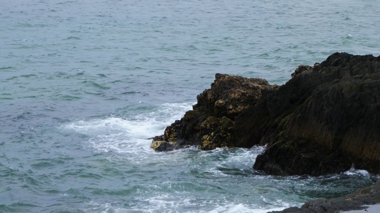 海浪拍打着海岸的岩石。大西洋的水域。海景。手持视频。视频素材