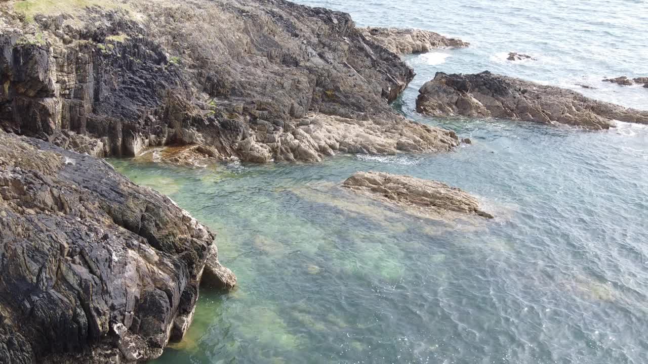 风景如画的岩石构造。凯尔特海的岩石海岸。海水溅在岩石上。视频素材