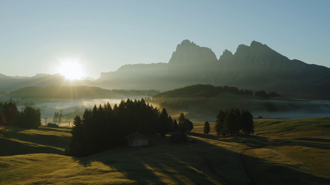 Alpe di Suisi，白云石。意大利阿尔卑斯草甸高原的无人机视图。日出清晨的风景如画的Seiser Alm山谷在南蒂罗尔。欧洲视频素材