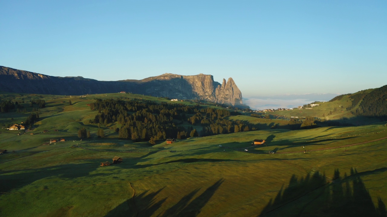 Alpe di Suisi，白云石。意大利阿尔卑斯草甸高原的无人机视图。日出清晨的风景如画的Seiser Alm山谷在南蒂罗尔。欧洲视频素材