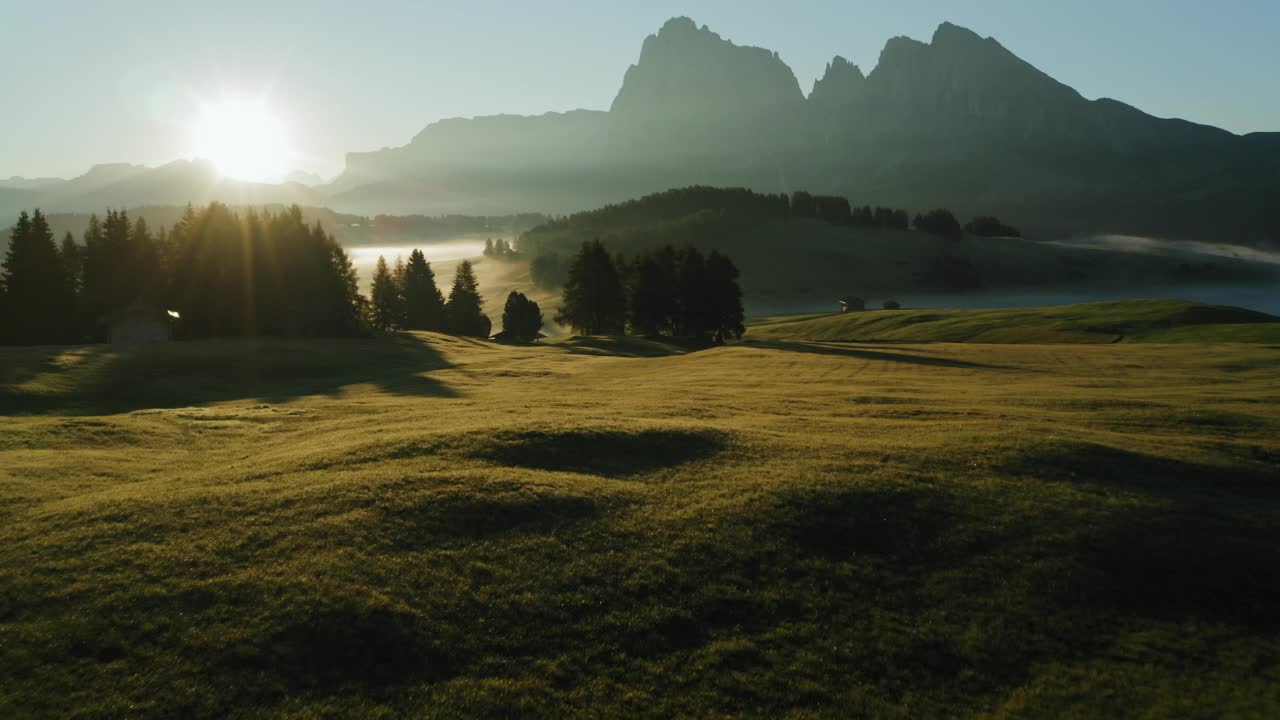 Alpe di Suisi，白云石。意大利阿尔卑斯草甸高原的无人机视图。日出清晨的风景如画的Seiser Alm山谷在南蒂罗尔。欧洲视频素材