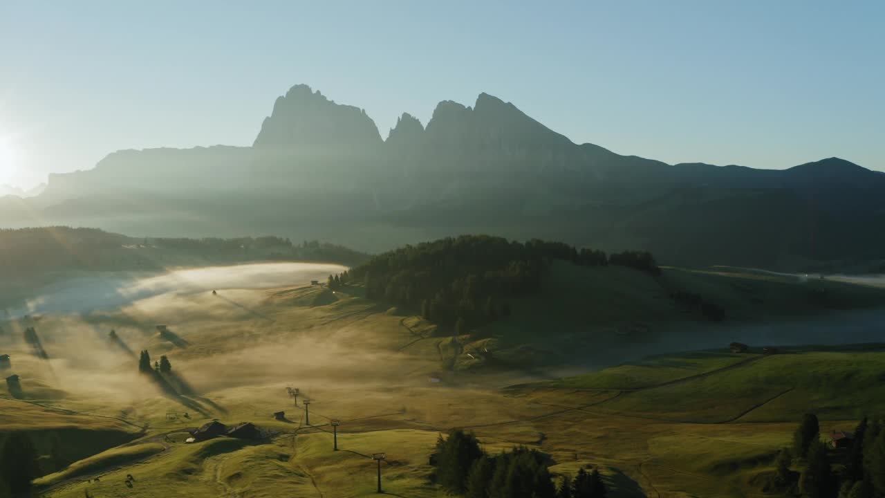 Alpe di Suisi，白云石。意大利阿尔卑斯草甸高原的无人机视图。日出清晨的风景如画的Seiser Alm山谷在南蒂罗尔。欧洲视频素材