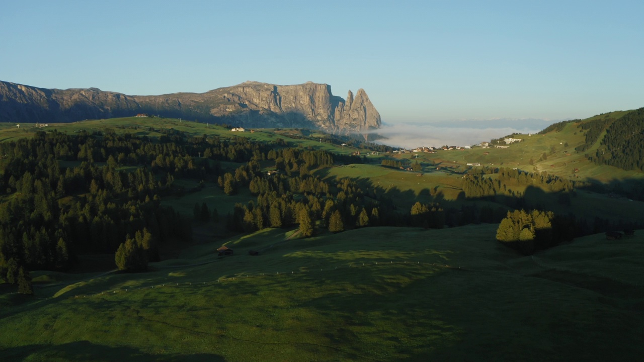 Alpe di Suisi，白云石。意大利阿尔卑斯草甸高原的无人机视图。日出清晨的风景如画的Seiser Alm山谷在南蒂罗尔。欧洲视频素材