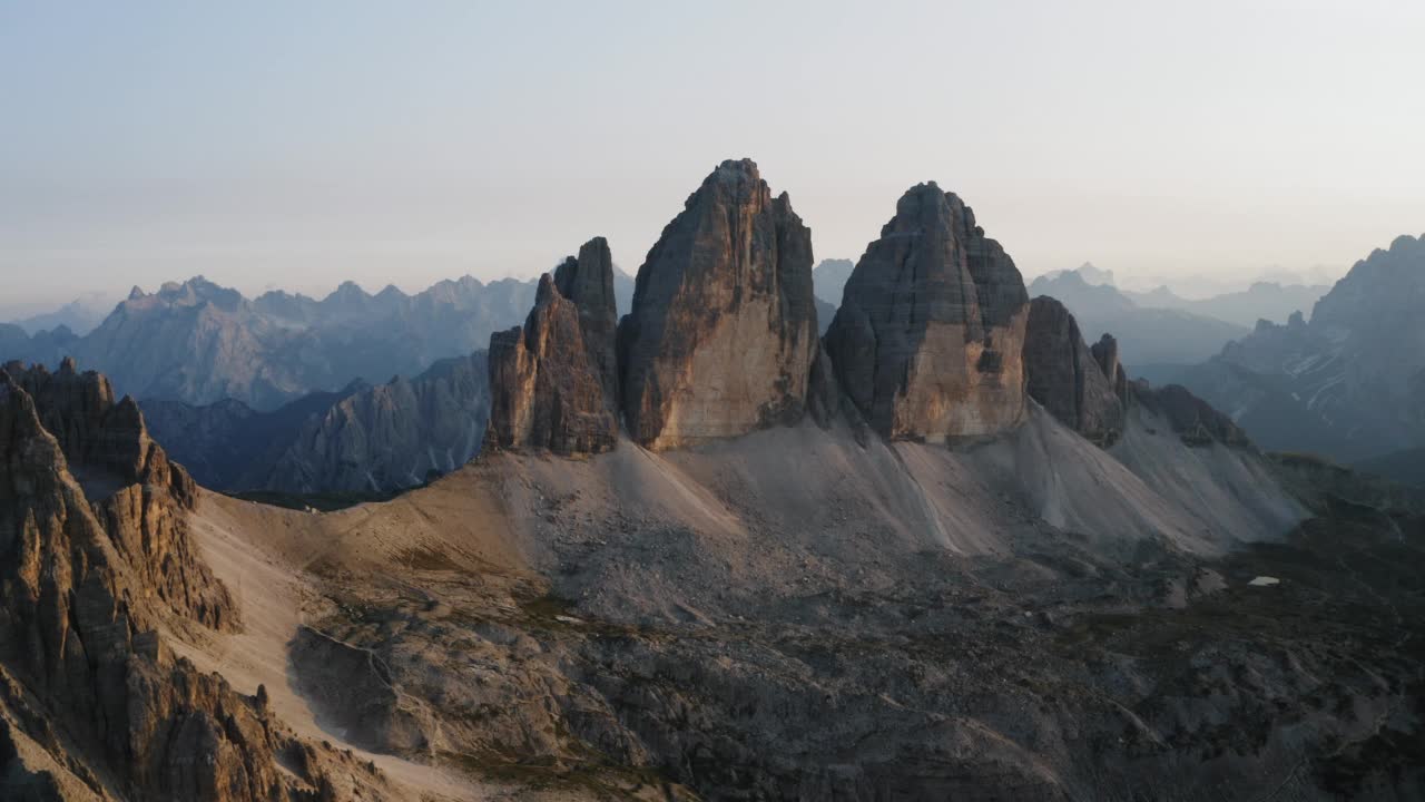 日落时分，无人机航拍了意大利Sexten Dolomites阿尔卑斯山脉中游客最多的拉瓦雷多山。欧洲南蒂罗尔的自然高山公园，史诗般的景观视频素材