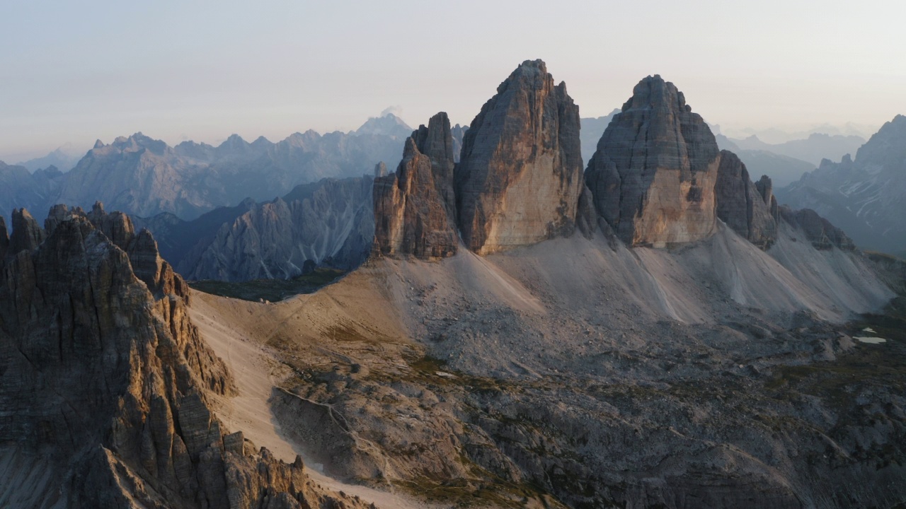 日落时分，无人机航拍了意大利Sexten Dolomites阿尔卑斯山脉中游客最多的拉瓦雷多山。欧洲南蒂罗尔的自然高山公园，史诗般的景观视频素材