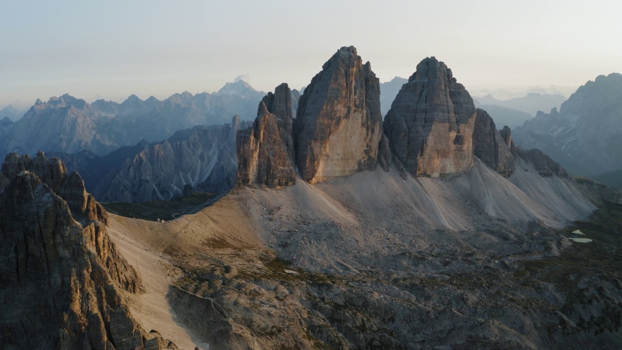 日落时分，无人机航拍了意大利Sexten Dolomites阿尔卑斯山脉中游客最多的拉瓦雷多山。欧洲南蒂罗尔的自然高山公园，史诗般的景观视频素材