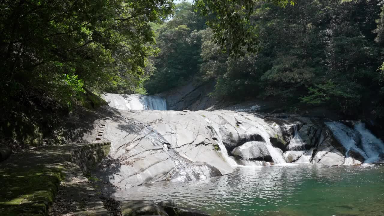 三步奔流的鸟笼木瀑布风景视频素材