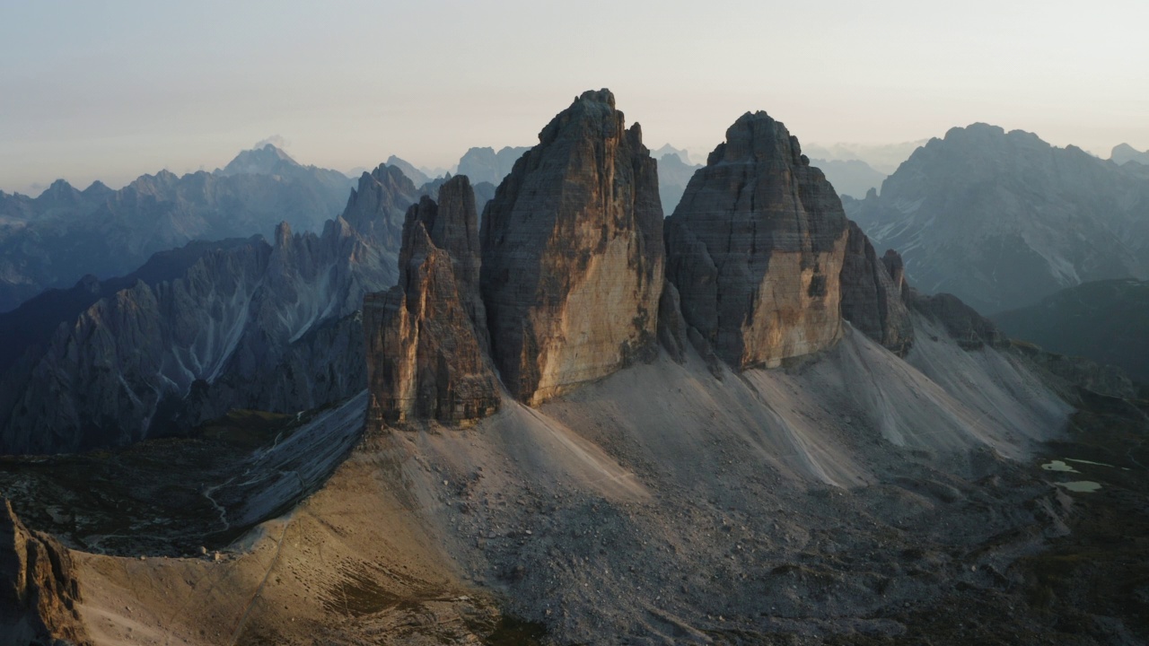 日落时分，无人机航拍了意大利Sexten Dolomites阿尔卑斯山脉中游客最多的拉瓦雷多山。欧洲南蒂罗尔的自然高山公园，史诗般的景观视频素材