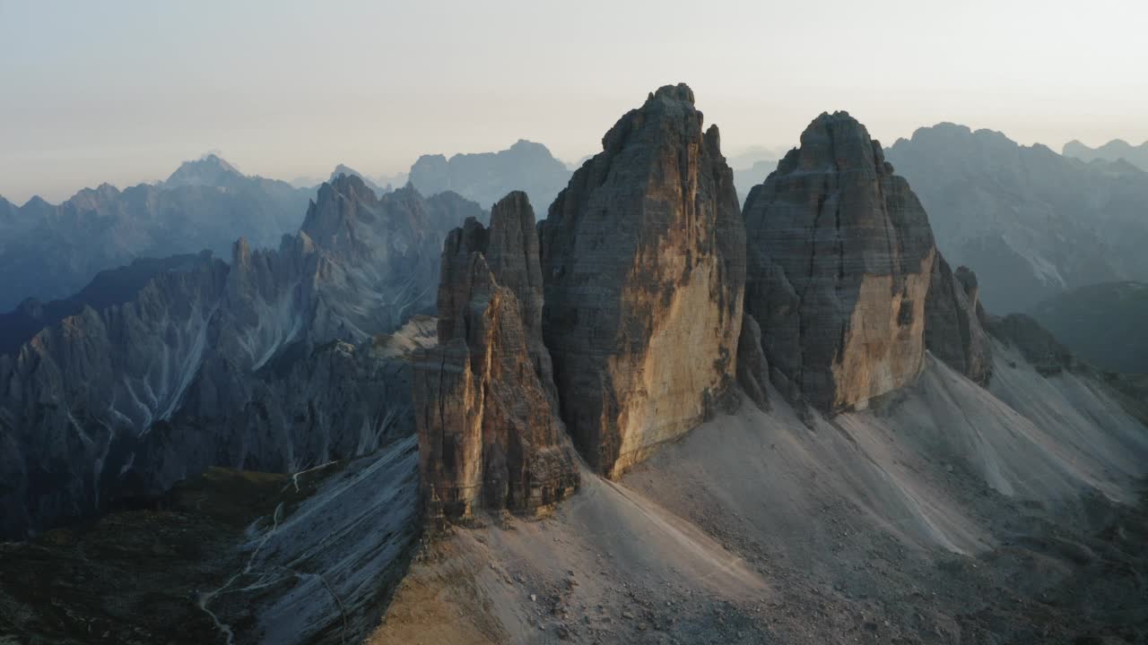 日落时分，无人机航拍了意大利Sexten Dolomites阿尔卑斯山脉中游客最多的拉瓦雷多山。欧洲南蒂罗尔的自然高山公园，史诗般的景观视频素材