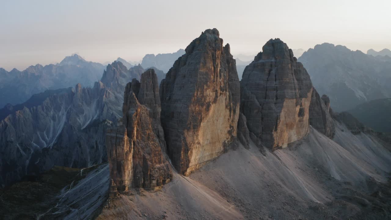 日落时分，无人机航拍了意大利Sexten Dolomites阿尔卑斯山脉中游客最多的拉瓦雷多山。欧洲南蒂罗尔的自然高山公园，史诗般的景观视频素材