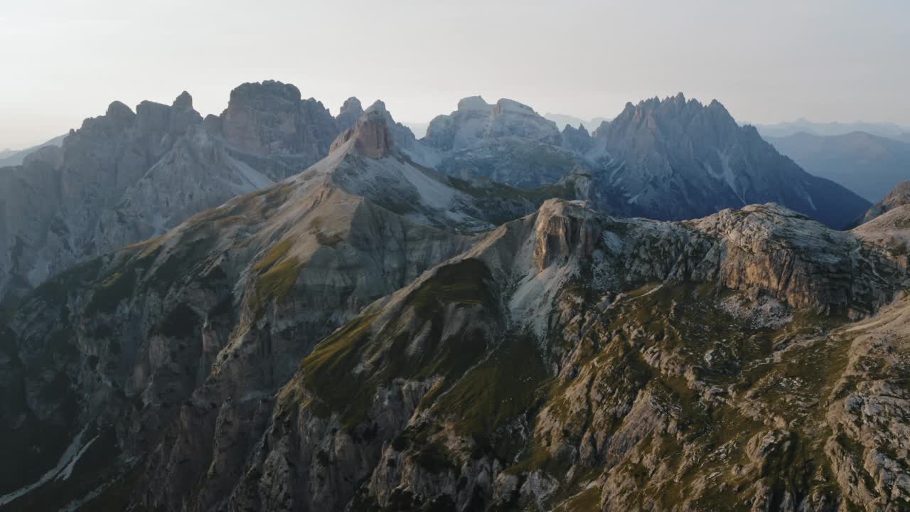 拉瓦雷多三峰的Locatelli Dreizinnen避难所鸟瞰图。Sexten Dolomites阿尔卑斯山，意大利视频素材