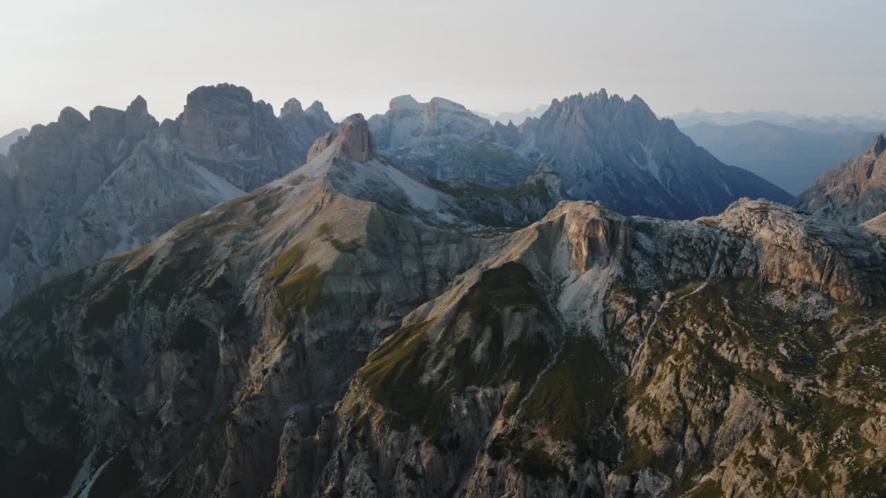 拉瓦雷多三峰的Locatelli Dreizinnen避难所鸟瞰图。Sexten Dolomites阿尔卑斯山，意大利视频素材