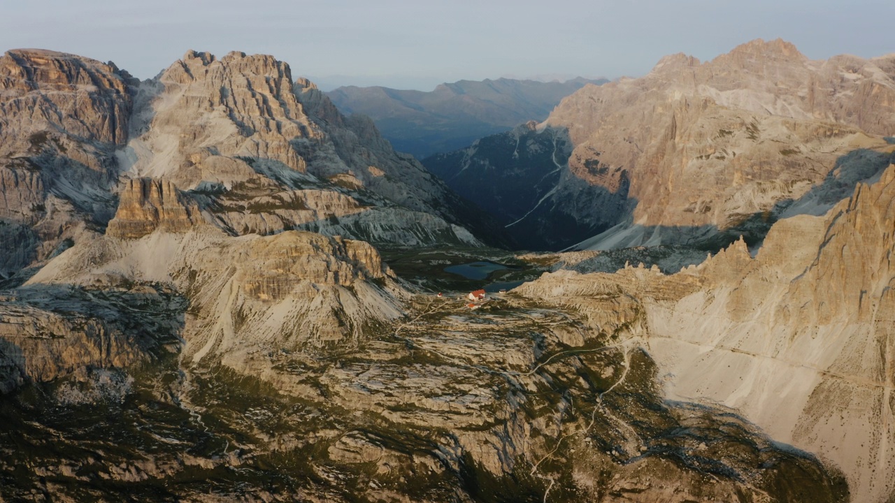 拉瓦雷多三峰的Locatelli Dreizinnen避难所鸟瞰图。Sexten Dolomites阿尔卑斯山，意大利视频素材