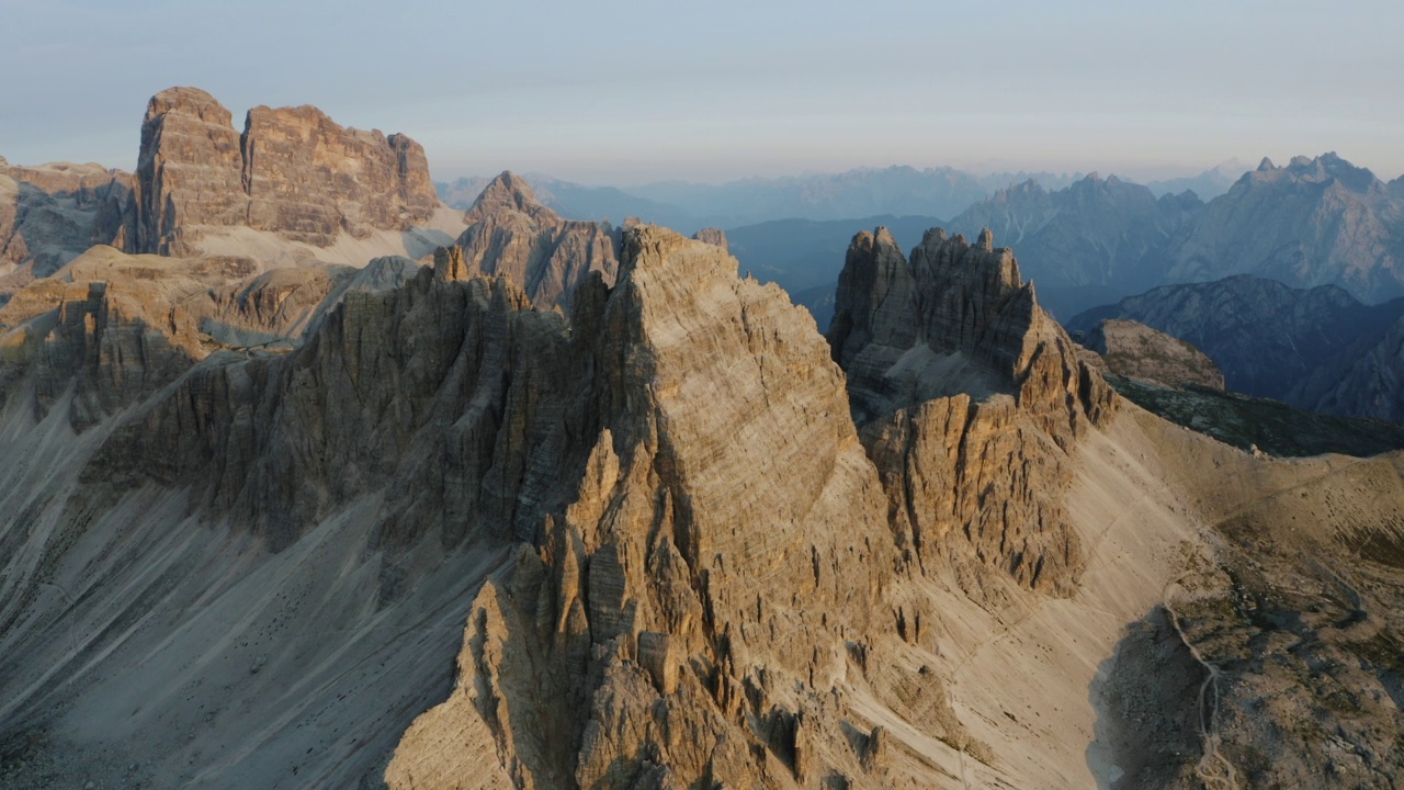 拉瓦雷多三峰的Locatelli Dreizinnen避难所鸟瞰图。Sexten Dolomites阿尔卑斯山，意大利视频素材