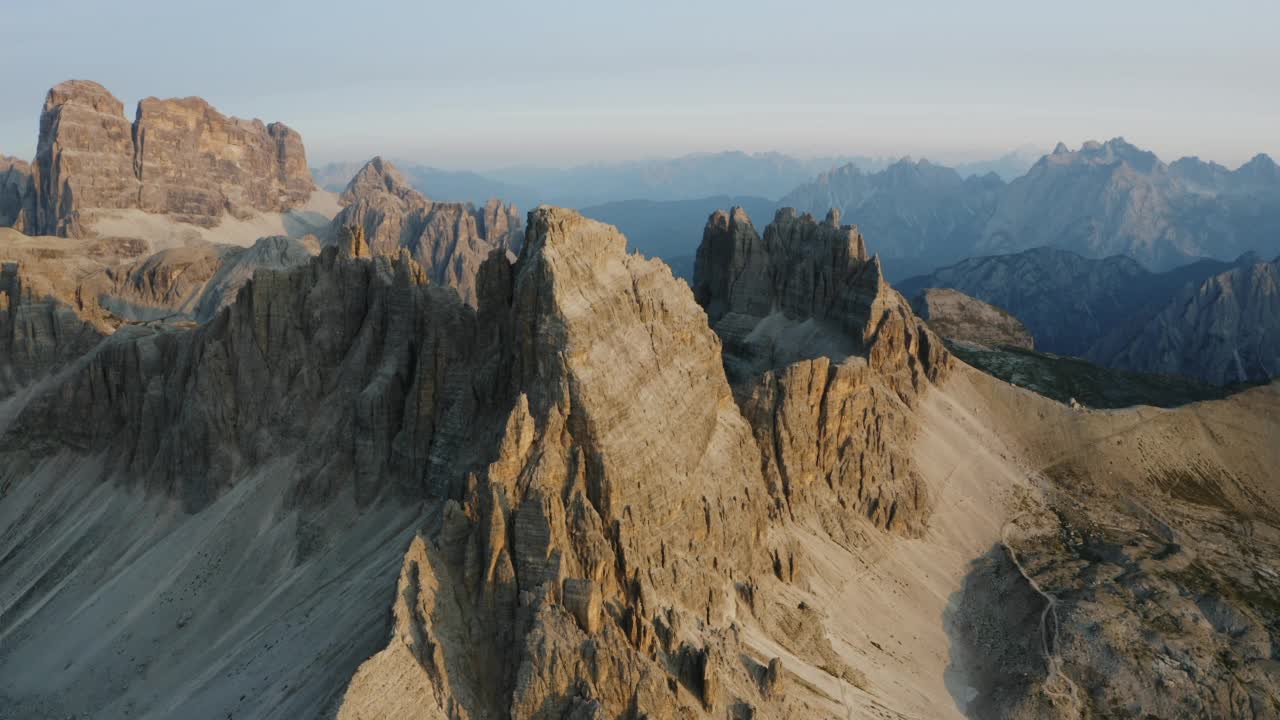 拉瓦雷多三峰的Locatelli Dreizinnen避难所鸟瞰图。Sexten Dolomites阿尔卑斯山，意大利视频素材