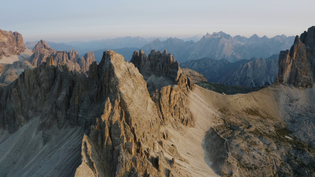 拉瓦雷多三峰的Locatelli Dreizinnen避难所鸟瞰图。Sexten Dolomites阿尔卑斯山，意大利视频素材