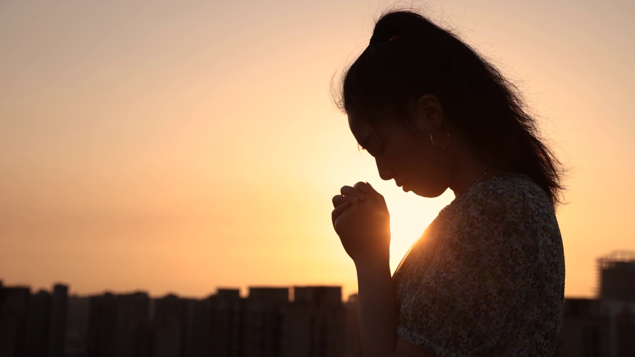 女人在阳光下祈祷视频素材