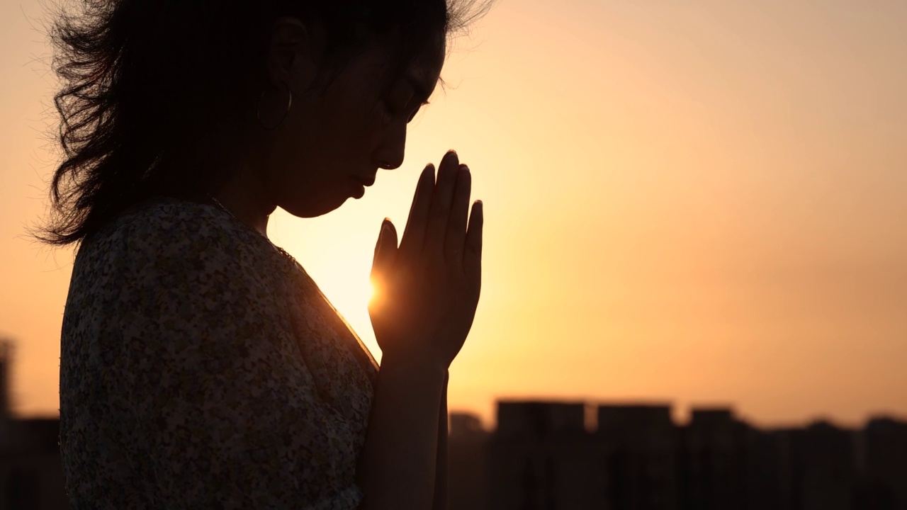 女人在阳光下祈祷视频素材