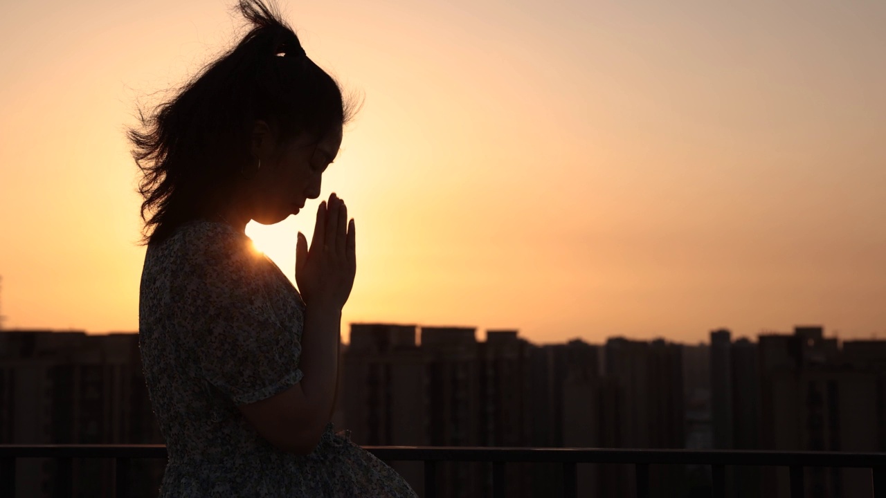 女人在阳光下祈祷视频素材