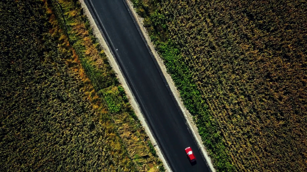 在笔直的柏油路上行驶的汽车。汽车行驶在空旷的乡村道路上视频素材