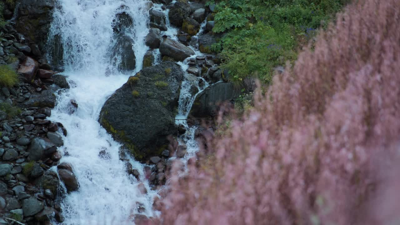 瀑布砸向巨石视频素材