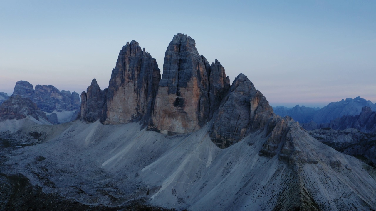 拉瓦雷多Tre Cime di Lavaredo无人机航拍。最参观的地点在Sexten Dolomites阿尔卑斯山在意大利日落黄昏紫丁香光。欧洲南蒂罗尔的自然高山公园，拥有史诗般的景观视频素材