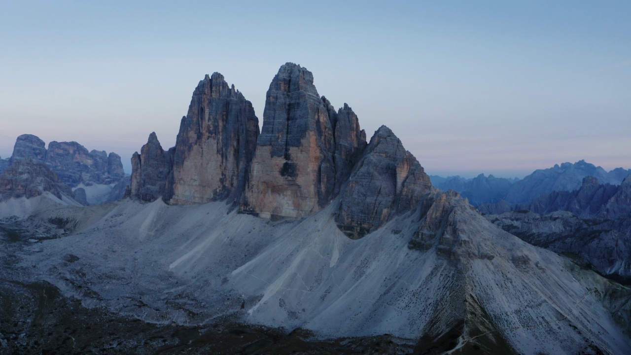 拉瓦雷多高地的无人机航拍。最受欢迎的山在Sexten Dolomites阿尔卑斯山在意大利日落黄昏紫丁香的光。欧洲南蒂罗尔的自然高山公园，史诗般的景观视频素材