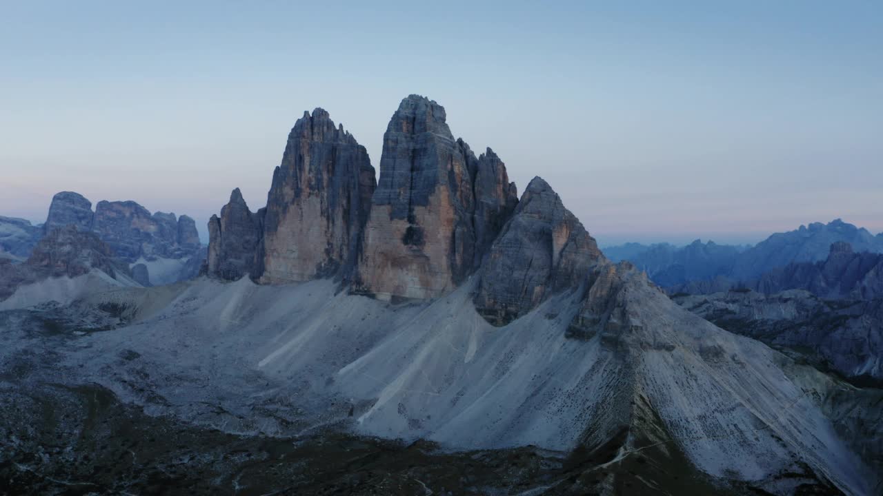 拉瓦雷多高地的无人机航拍。最受欢迎的山在Sexten Dolomites阿尔卑斯山在意大利日落黄昏紫丁香的光。欧洲南蒂罗尔的自然高山公园，史诗般的景观视频素材