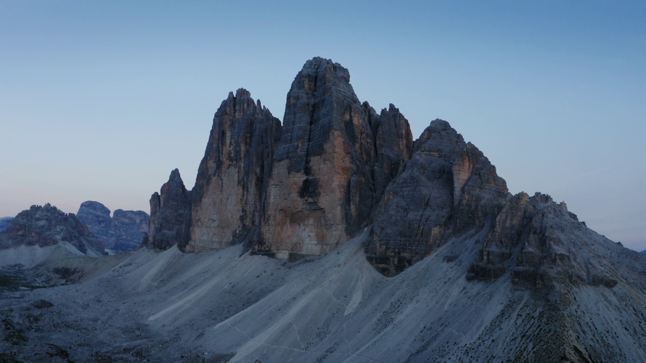 拉瓦雷多高地的无人机航拍。最受欢迎的山在Sexten Dolomites阿尔卑斯山在意大利日落黄昏紫丁香的光。欧洲南蒂罗尔的自然高山公园，史诗般的景观视频素材