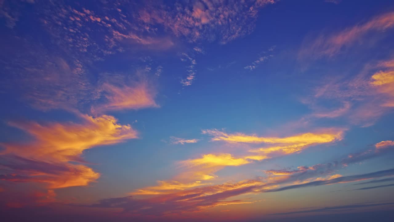 美丽的天空，云彩，自然景观在日落视频素材